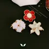 Broschen Exquisite japanische und koreanische Blumenpflanzenbrosche Kleine rote Baumwolllilie Retro