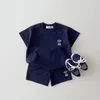 Set di vestiti estivi per ragazzi coreani da orso ricamato da tees colorate t shirtsloose shorts set 2 peps set di abbigliamento per bambine 230422