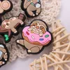 MOQ 20st PVC KAWAII SLOTH Donut Söta charm för CLOG Sandaler Sko Tillbehör Spänne dekoration för kvinnor