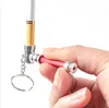 Rökande rör cigarettmän leker med rör för grov rökning, små rör