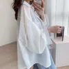 Kvinnors blusar koreansk stil randig blus kvinna 2023 sommar vit lös solskyddsmedel puffhylsa tröjor kvinnor mode med fickor knapp