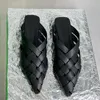 Дизайнерские кожаные слайды точечные тапочки на ногах. Женские пляжные туфли для женщины 2023