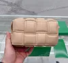 Handgefertigte Mini-Boxtasche „Loop“ aus genarbtem Rindsleder – minimalistische Umhängetasche mit weichem Schaffellgefühl und dem charakteristischen minimalistischen Stil, vielseitig einsetzbar und echt