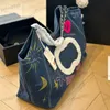 Denim tas 45cm luchthaventas Designer damesschoudertas Mooie geschilderde print Zilver Hardware Metaal Luxe handtas Gematelasseerde ketting Crossbodytassen Reizen Sacoche