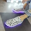 Klänningsskor lysande sneakers för kvinnor avslappnad ledande glödande män mode platt körning LED -laddningsbara par 230421