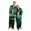 Одинаковые комплекты для всей семьи 2 шт. Рождественские атласные пижамы PJ's Однотонные семейные комплекты Рождественская зимняя одежда для сна с длинными рукавами и штаны для детей Мальчики Девочки Женщина Мужчина 231122