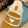 Luxury Designer Shoes Women Warm Wool Slipper Slide Plat Shearling-fodrade Suede Slippers Triangle-Logo Shearling Slipper Brown Black Autu DHP