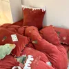 Дизайнерские постельные принадлежности для постельных принадлежностей наборы простыней рождественские утолщенные бархат в 4 частях, чтобы сохранить теплый комплект