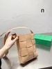 Handgefertigte Mini-Boxtasche „Loop“ aus genarbtem Rindsleder – minimalistische Umhängetasche mit weichem Schaffellgefühl und dem charakteristischen minimalistischen Stil, vielseitig einsetzbar und echt