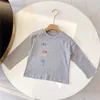 男性と女性の赤ちゃんデザイナー秋と冬の綿の長袖Tシャツ新しい子供のアンダーシャツ幼い子供のトップ外国人スタイルサイズ90-150cm A7