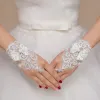 Etichetta per guanti da sposa Guanto corto bianco Nodo con fiocco con pizzo di diamanti Dito aperto senza dita Bellissimi accessori per abiti da sposa ZZ