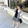 Set di abbigliamento Ragazze Primavera Moda coreana Cardigan Splicing Maglione corto irregolare Gonna a pieghe Abito per bambini