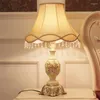 テーブルランプヨーロッパベージュクロスシェード樹脂ロマンチックな結婚式の部屋のベッドルーム装飾ホームベッドサイドダンマブルライト