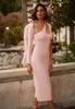 カジュアルドレス特別なデザインセクシーな中空片肩の羽ピンクピンクミッドカーフバンダージャードレス女性イブニングパーティーベステドカクテル衣装