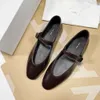 La fila de los zapatos poco profundos en la boca francesa dentro de Mary Jane Women Flat Shoes TC1P 2024