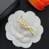 Gouden metalen messing letter Stud Oorbellen.Europa en de Verenigde Staten Eenvoudige mode-oorbellen voor dames.Kerst bruiloft bruid cadeau ontwerper sieraden