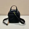 Nylon tyg och glansig cowhidenew varumärkesdesignväska atmosfär ryggsäck crossbody väska liten väska mini ryggsäckar koppling handväska axel väska tote väska designer väska