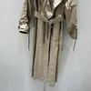 Trench-coat avec cordon de serrage pour femme. Style kaki classique à revers à volants1