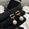 Charm Top Designers Boucles d'oreilles double lettre Nouvelles boucles d'oreilles en perles de haute qualité en cuivre et en laiton Boucles d'oreilles à tige de luxe Cadeau d'amour Ne se décolore jamais Bijoux en or 18 carats en gros