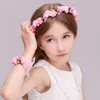 BERETS 2 PCS Blomstrandband och armband Brud Brudtärna Children Hair Garland Floral Armband för bröllopsengagemang (Pink)