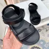 Le scarpe a fila nuove 2023 sandali estivi signore scarpe casual designer casual designer classico fibbia in pelle semplice una parola con tacco piatto spesso di scarpe formali di scarpe formali