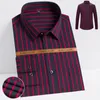 Camicie casual da uomo Abbigliamento quotidiano Camicia a righe da uomo Semplice serie scura Top a maniche lunghe da ragazzo Stile classico Abbigliamento da gentiluomo con tasca