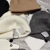 Bomullsbönare Kvinnor Designer Sticked Solid Men's Beanies Winter Street Fashion Skull Caps Par Skid Tillbehör