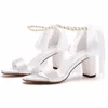 Sapatos de vestido Mulheres Sandálias Moda Sandalias String Bead Silk 7cm Square Heel Buckle Strap Nupcial Casamento Mulheres Casual Branco