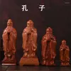 装飾的な置物Taishan Peach Wood Confucius Statue Decration Desk Gifter to the The The The The Chinese Style Retro Desktop Baseへ