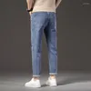 Męskie dżinsy Autumn Slim Straight Noge Otwory Design Kokska długość stretch Casual Denim Spods Fashion Streetwear 28-40