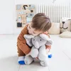 豪華な人形皮を隠して象の動物のぬいぐるみおもちゃの耳を動かすエレクトリックミュージックのおもちゃプレイゲーム幼児のための歌唱者ギフト230421