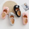 Płaskie buty Baby Girls Butterfly Węzeł Pearl Princess Comfort Single Fkil Skórzanie Kids Flats 2023 Spring Autumn Silver