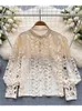 Kvinnor BLOUSES Women Spring Shirt French Temperament Vintage Light Luxury Lace Premium Round Neck Hollow Hook Flower Top D5666