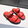 Designer Kvinnor Tofflor Platt Komfort Mule BOM DIA Präglade Metallic Kalvläder Sandaler Spänne Platta Häl Slides