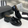 Tasarımcı Yeni Loafers Ayakkabı Kadın Retro Yuvarlak Başlıca İnci Toka Kalın Taban Ayakkabıları Kızlar Listeler Tatil Kalın Soluned Siyah Beyaz İş Deri Ayakkabı