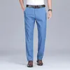 Pantalones vaqueros para hombre Primavera Verano pantalones vaqueros holgados de color azul claro fino para hombre moda de negocios pantalones de mezclilla elásticos de tela Lyocell pantalones de marca masculina 231122