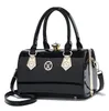 Kvällspåsar Luxury Patent Leather Women's Europe Diamond Ladies Handväskor Bright Shoulder Bag Familemärke Bröllopsfest 231123