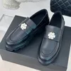 Kvinnors klädskor designer blommor loafers glider på chunky plattform klackar balett sko damer utomhus fritidskor kohud svart casual sko för fest icke-halkfria sulor