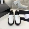 Tasarımcı Yeni Loafers Ayakkabı Kadın Retro Yuvarlak Başlıca İnci Toka Kalın Taban Ayakkabıları Kızlar Listeler Tatil Kalın Soluned Siyah Beyaz İş Deri Ayakkabı