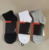 Męskie skarpetki Fashion Men Socks Classic Black White Gray Women Men Mężczyznę Najwyższą jakość List oddychający bawełniany sport kostki elastyczne piłkę nożną bieganie więc ifga