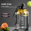 Garrafa de água 2.7 / 1.7L Grande capacidade Sport Water Bott Drinking Cup com Sca Portab Drop-Proof Outdoor Fitness Gym Water Bott para homens Q231123