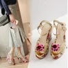 Summer Mixcolor Flower Wedge Sandaler Kvinnor Fashion Vintage Buckle Gladiators Lady Wedding Bridal Shoes