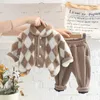 Pigiama invernale per neonato Set di vestiti GULFNA Bambino Autunno Giacche Pantaloni Abiti Cappotto in pile a quadretti Tute di velluto a coste 231122