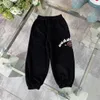 Brand Baby Tracksuit Autumn Dzieci Designer Ubrania chłopców dwuczęściowy zestaw rozmiar 110-160 Pasek Druk z kapturem i spodnie Nov25