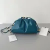 Designer Bag Mini Pouch Bag 22cm Luxury Clutch Bag 10a Top Quality Patent Leather Party Bag Calfskin Evening Bag Women Cloud Handbag Mini Pouch 585852 med Box B115V