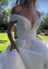 Abiti da sposa sexy con spalle scoperte A Line Boho Garden Semplice raso bianco Seconda ricezione Abiti da sposa Bottoni Indietro Corte dei treni Sposa Robes de Mariee CL2196