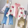 Set di abbigliamento 2023 Ragazze Baby Primavera Autunno Inverno Set Ragazza elegante Bambini In rilievo Amore Maglia Maglioni Giacche Jeans Ricamo Pantaloni lunghi