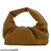 BottegavVeneta Sacs fourre-tout La pochette à bandoulière Sacs à main Simple Croissant en cuir de vachette plissée Conception de niche Ins Sac de nuage portable super chaud et à la mode f HBTB