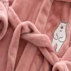 Asciugamani Accappatoi per bambini Pigiami morbidi Per bambini Accappatoio in flanella invernale 2023 Nuovo cartone animato Carino Indumenti da notte Ragazzi Ragazze Autunno Abiti con cappuccio HomewearL231123