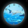 Orologi da parete che volano in aereo, cielo blu, design moderno, orologio illuminato, vista dall'alto, unità alare di volo, lampada da comodino luminosa